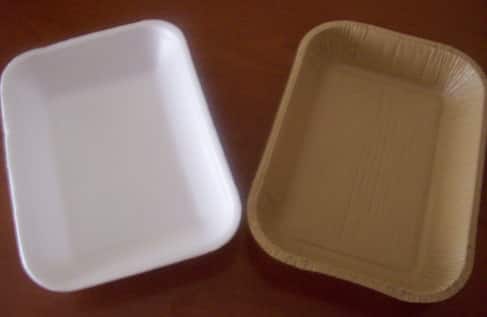 Bandeja plástica vs bandeja cartón reciclado Bandeja plástica vs bandeja cartón reciclado